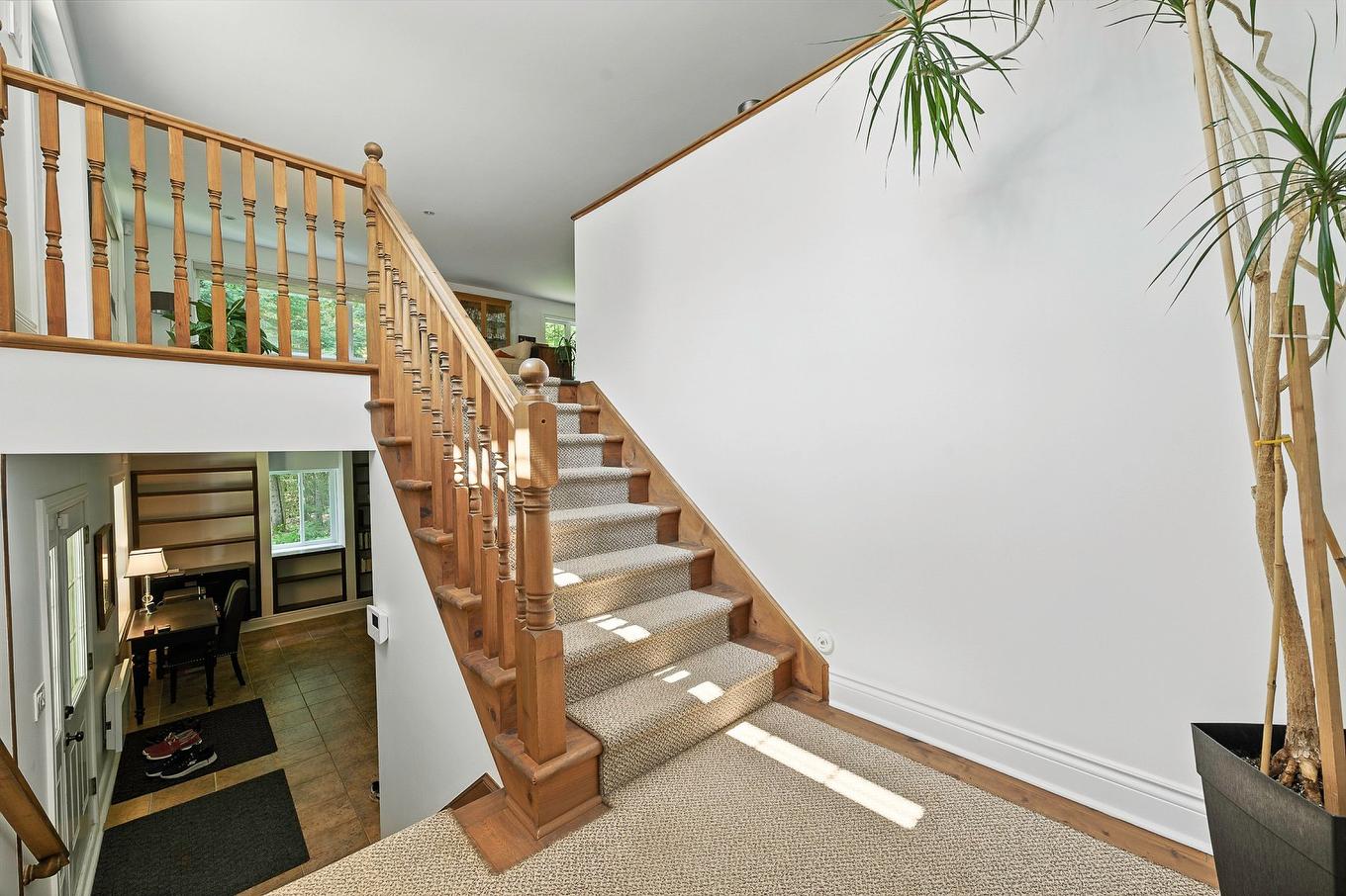Staircase - 525 Rue Des Cyprès, Sainte-Adèle, QC - Indoor Photo Showing Other Room