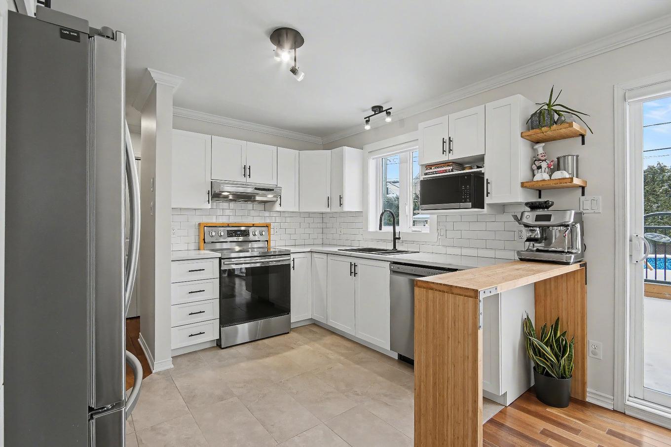 Kitchen - 51 Rue Ravel, Saint-Jean-Sur-Richelieu, QC - Indoor Photo Showing Kitchen With Upgraded Kitchen