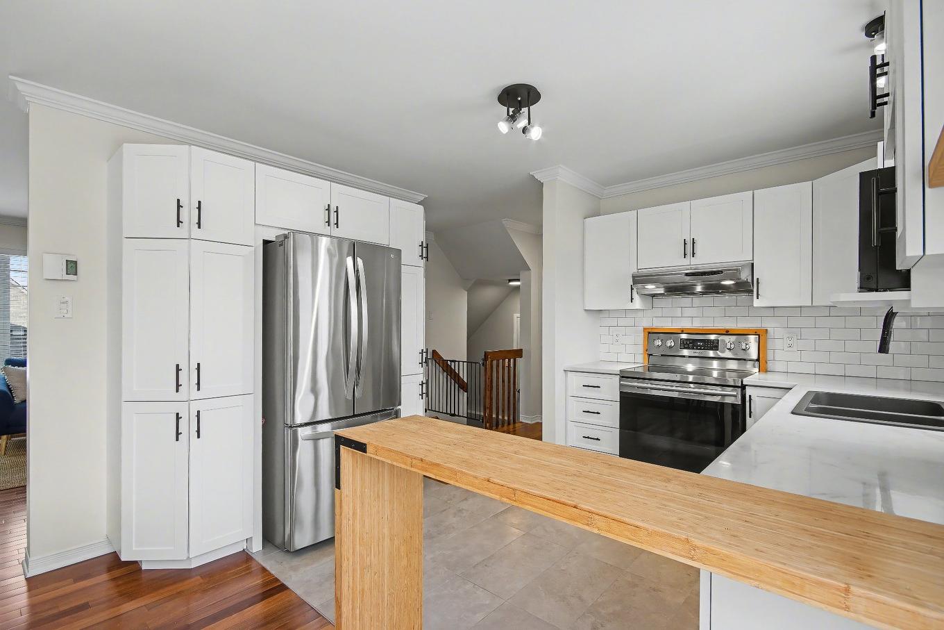 Kitchen - 51 Rue Ravel, Saint-Jean-Sur-Richelieu, QC - Indoor Photo Showing Kitchen With Double Sink