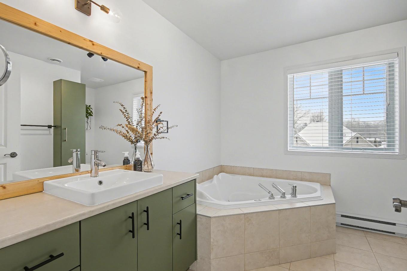 Bathroom - 51 Rue Ravel, Saint-Jean-Sur-Richelieu, QC - Indoor Photo Showing Bathroom