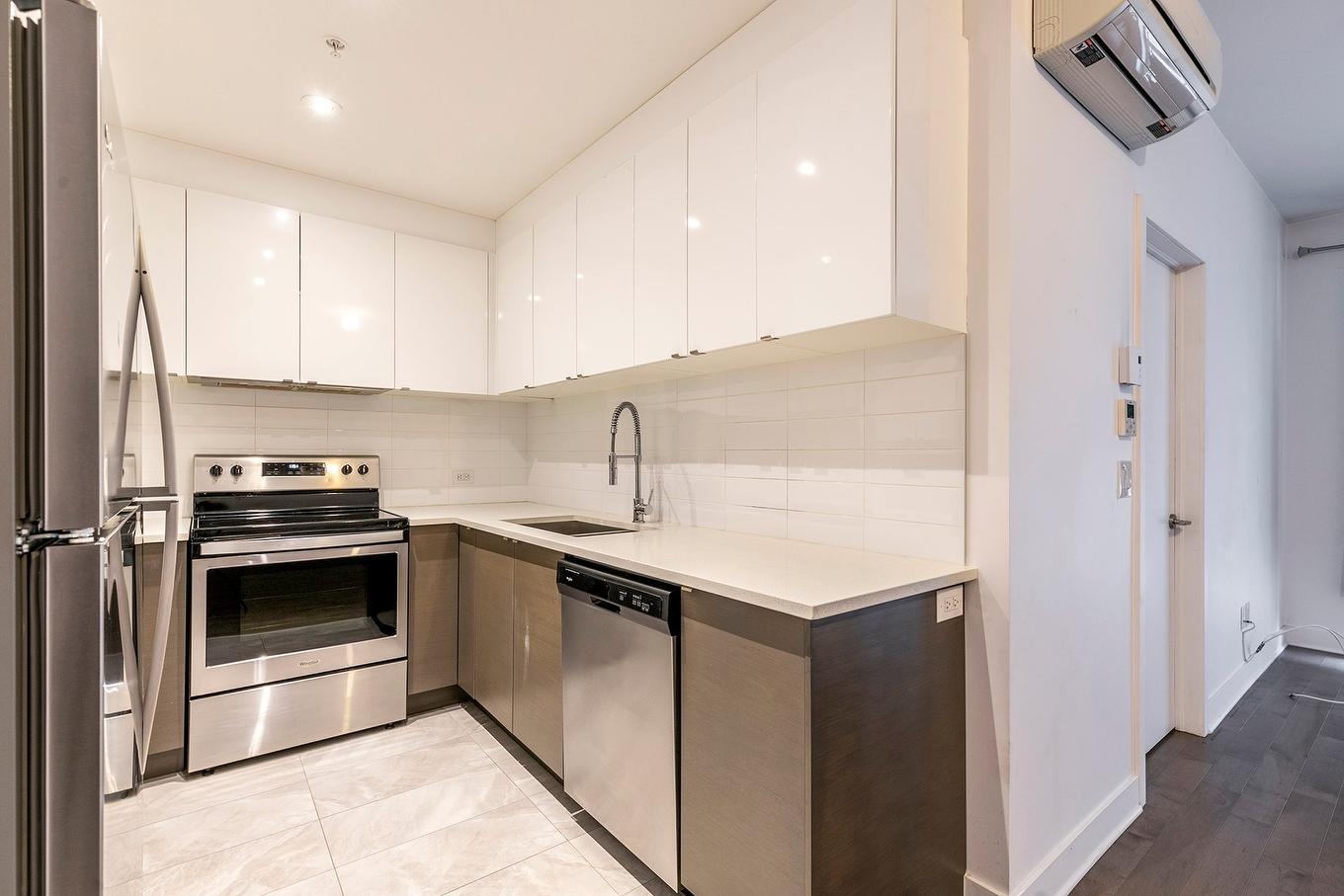 Cuisine - 405-4959 Rue Jean-Talon O., Montréal (Côte-Des-Neiges/Notre-Dame-De-Grâce), QC - Indoor Photo Showing Kitchen With Upgraded Kitchen