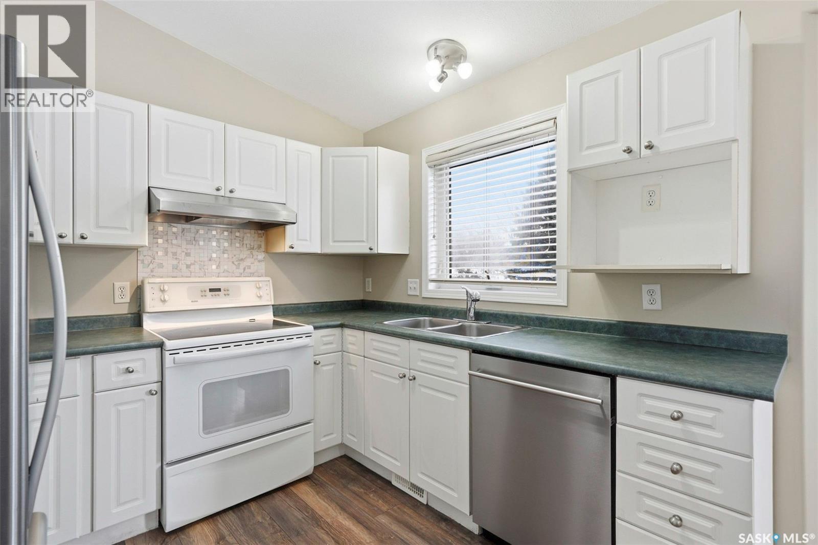 626 Peterson Crescent, Saskatoon, SK - Indoor Photo Showing Kitchen With Double Sink