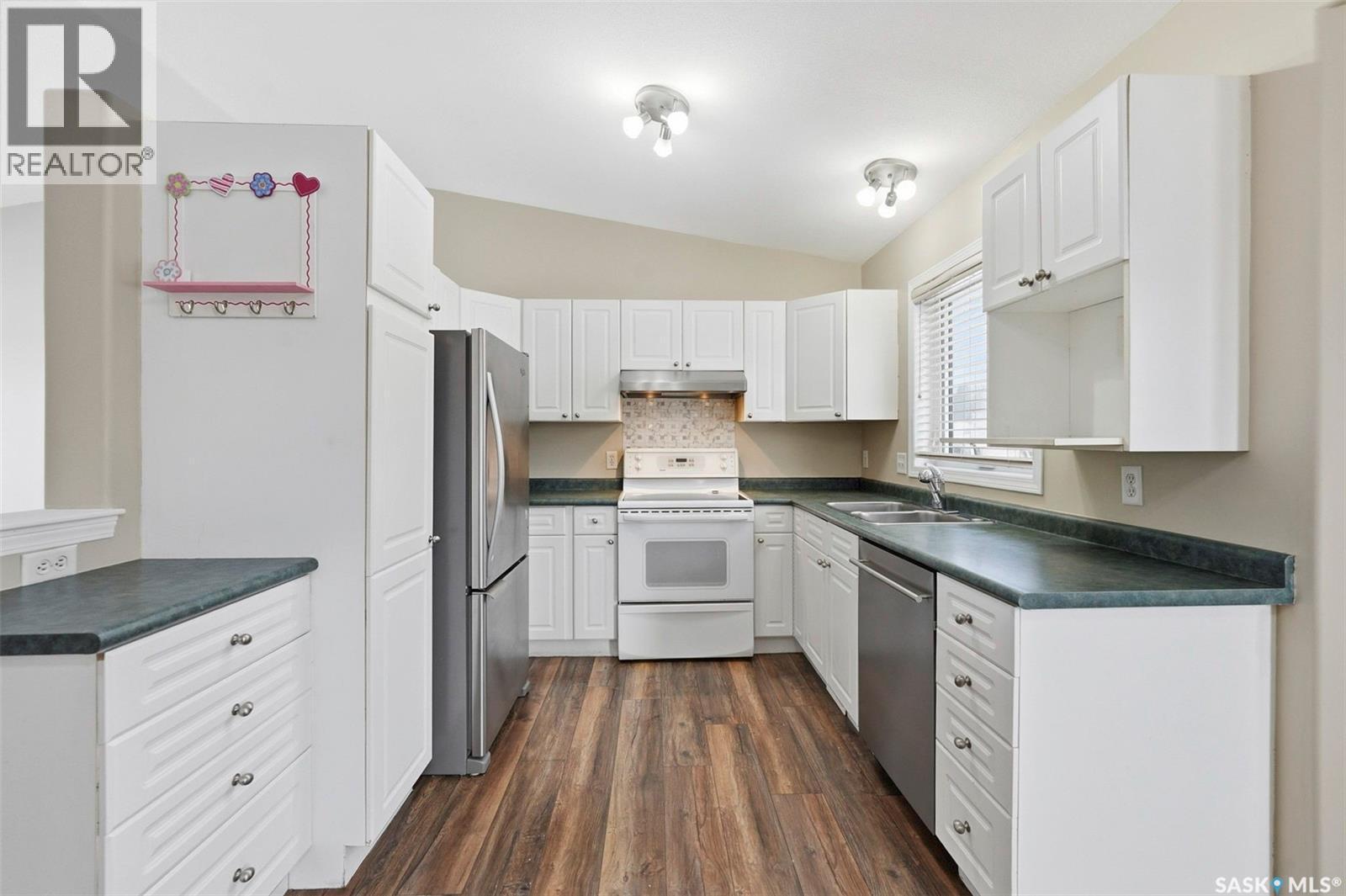 626 Peterson Crescent, Saskatoon, SK - Indoor Photo Showing Kitchen With Double Sink