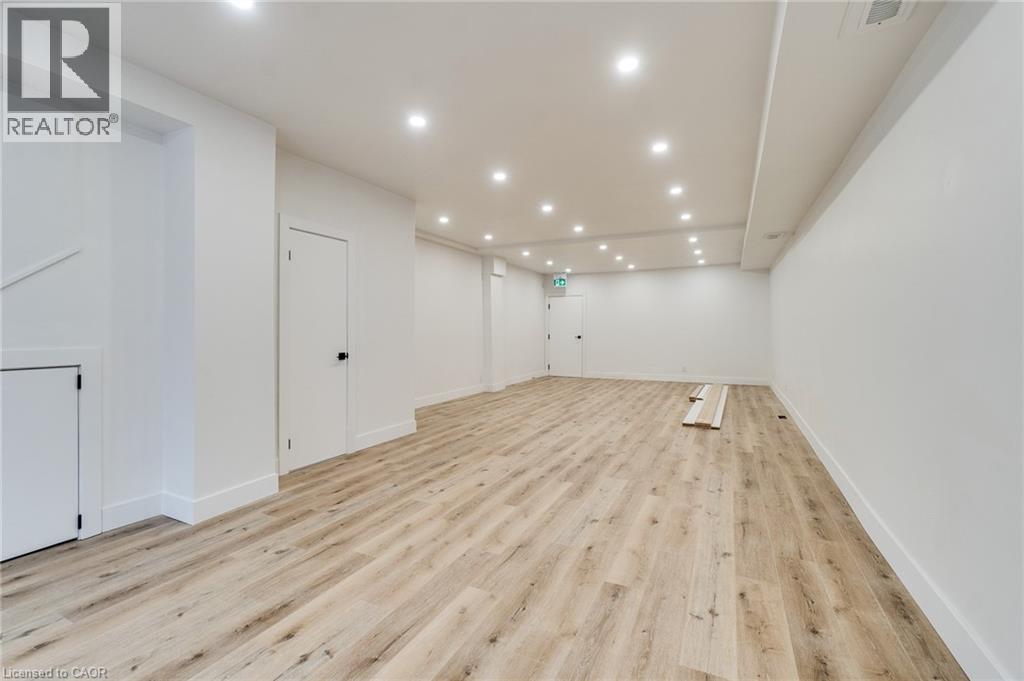 18 Barton Street E, Hamilton, ON - Indoor Photo Showing Other Room