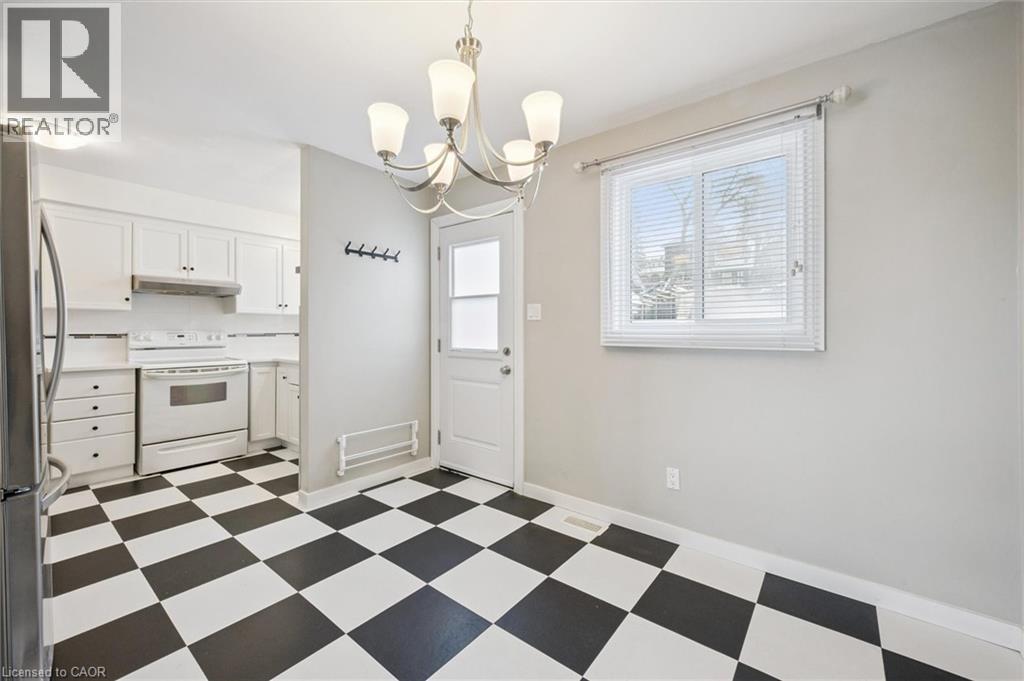 126 Queen Street E, Cambridge, ON - Indoor Photo Showing Kitchen