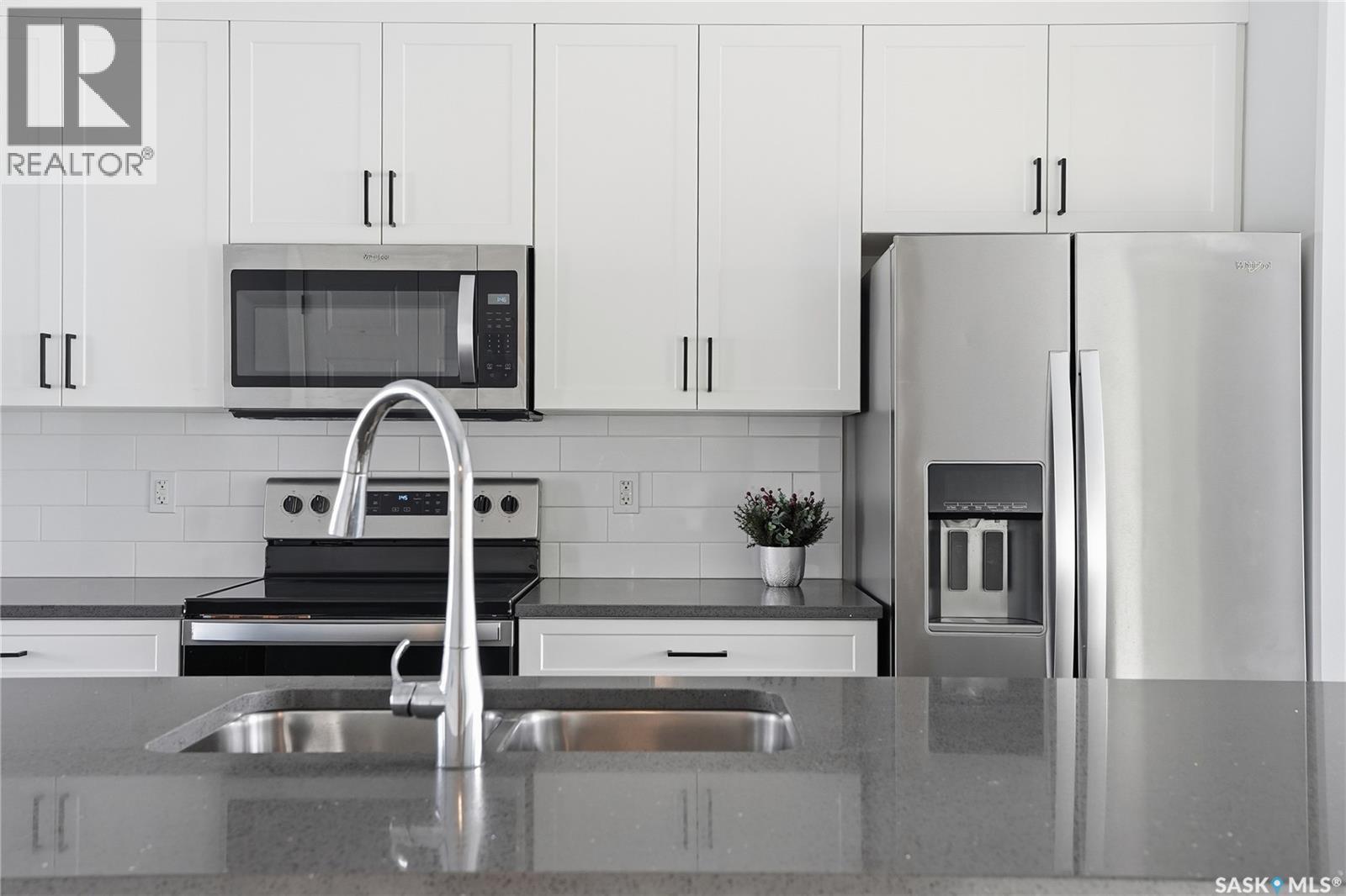 306 Brighton Boulevard, Saskatoon, SK - Indoor Photo Showing Kitchen With Double Sink With Upgraded Kitchen