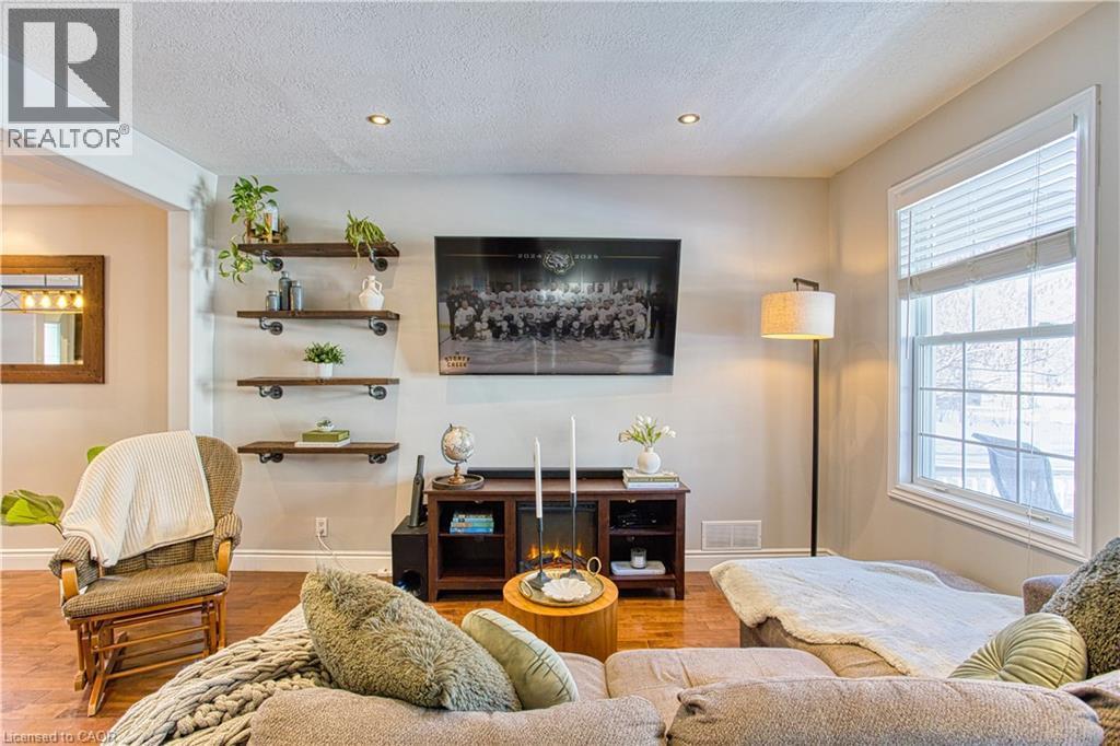 153 Gladstone Avenue, Hamilton, ON - Indoor Photo Showing Living Room