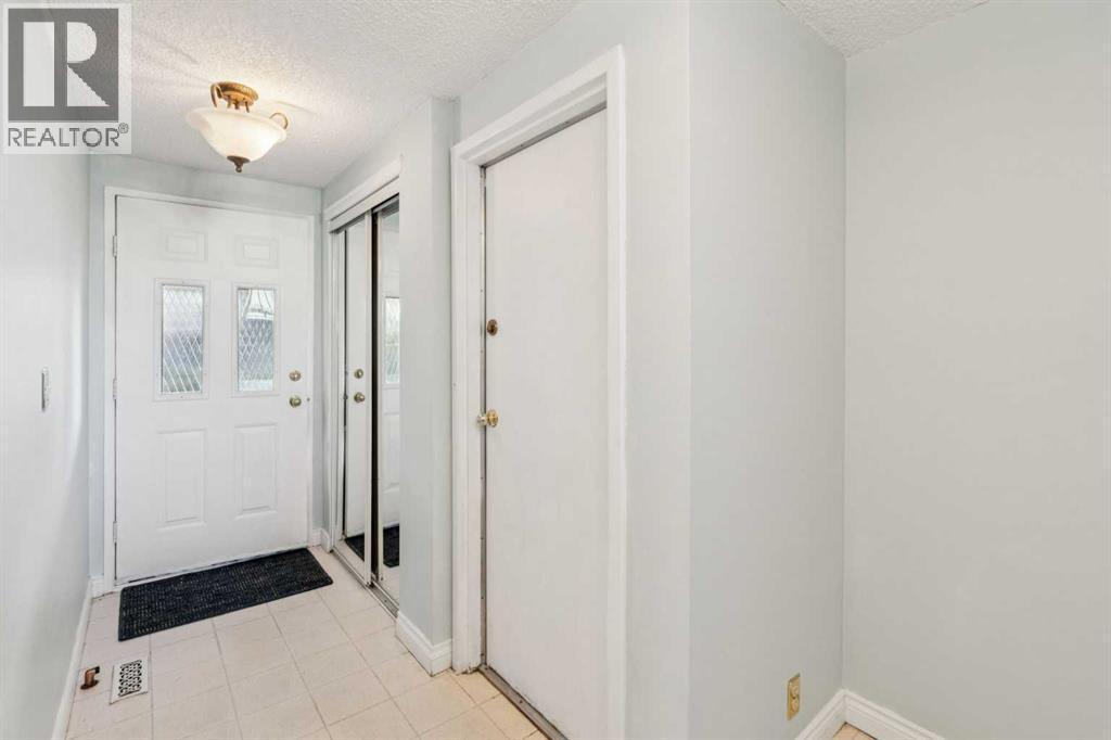 308 Woodvale Crescent Sw, Calgary, AB - Indoor Photo Showing Other Room