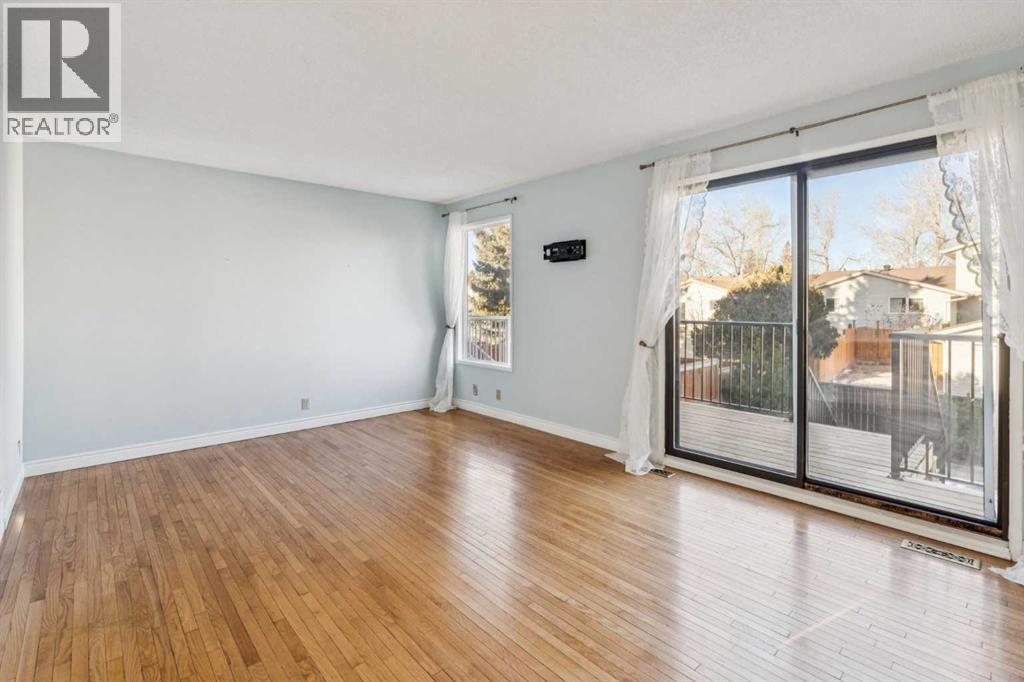 308 Woodvale Crescent Sw, Calgary, AB - Indoor