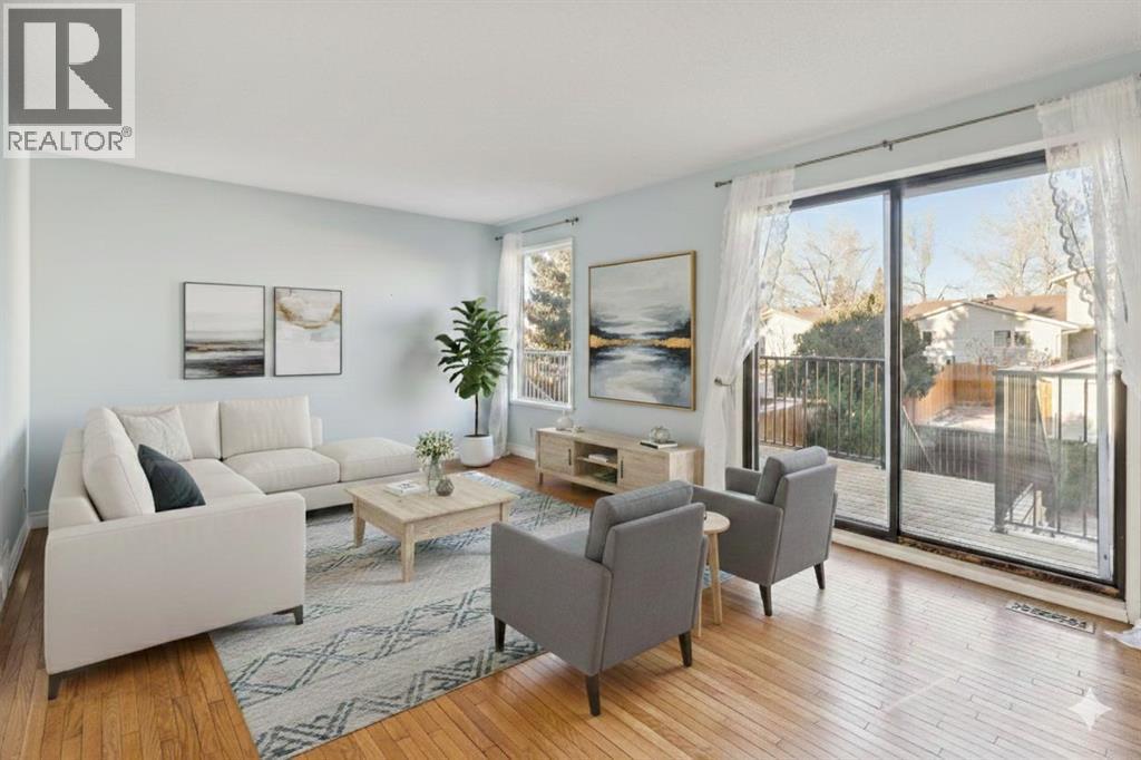 308 Woodvale Crescent Sw, Calgary, AB - Indoor Photo Showing Living Room