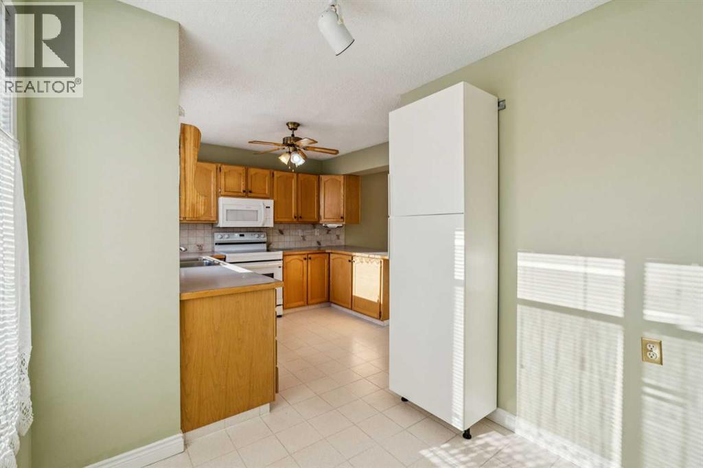 308 Woodvale Crescent Sw, Calgary, AB - Indoor Photo Showing Kitchen