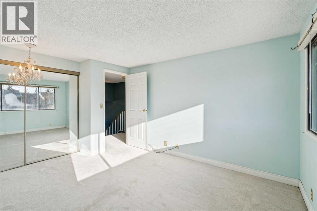 308 Woodvale Crescent Sw, Calgary, AB - Indoor Photo Showing Other Room