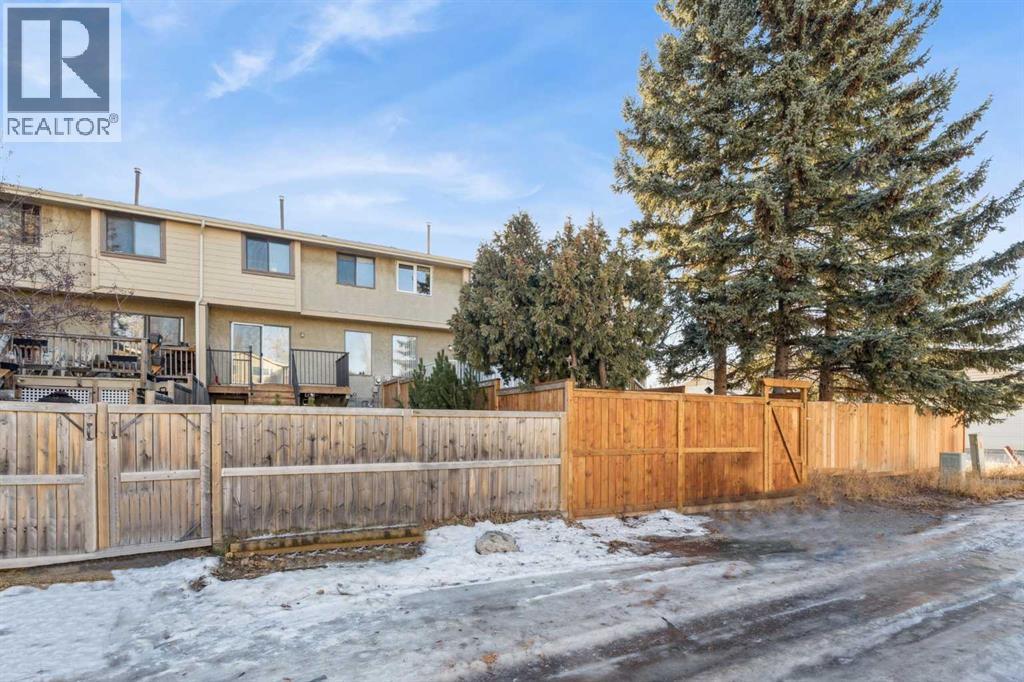 308 Woodvale Crescent Sw, Calgary, AB - Outdoor