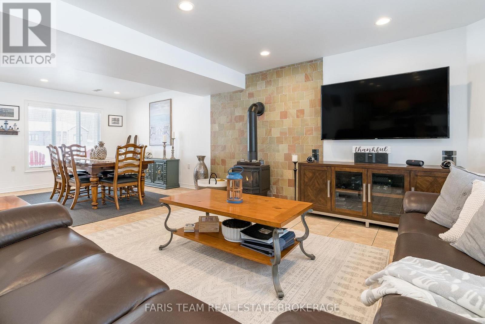 100 Desroches Trail, Tiny, ON - Indoor Photo Showing Living Room