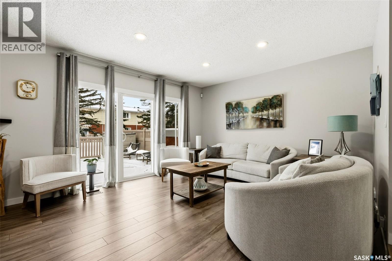 198 Plainsview Drive, Regina, SK - Indoor Photo Showing Living Room