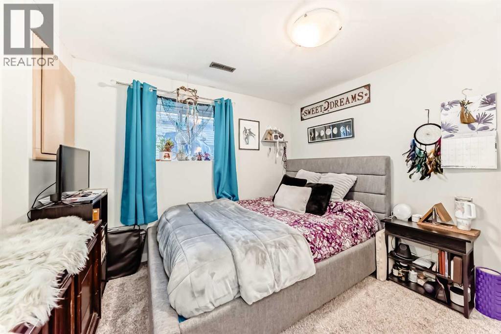 Large basement bedroom - 7840 20A Street Se, Calgary, AB - Indoor Photo Showing Bedroom