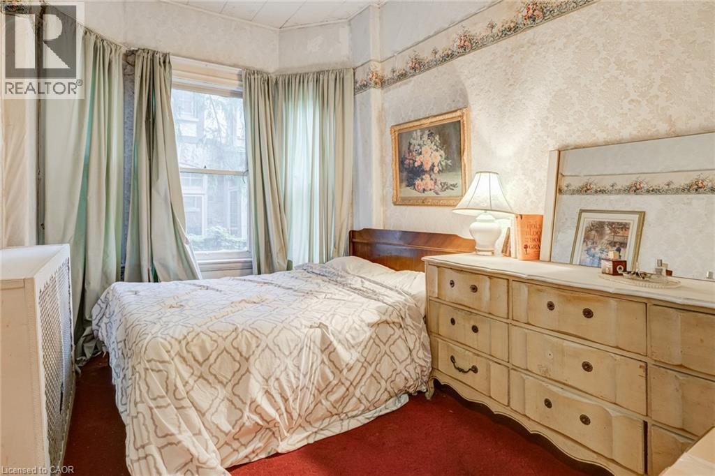 99 Blake Street, Hamilton, ON - Indoor Photo Showing Bedroom