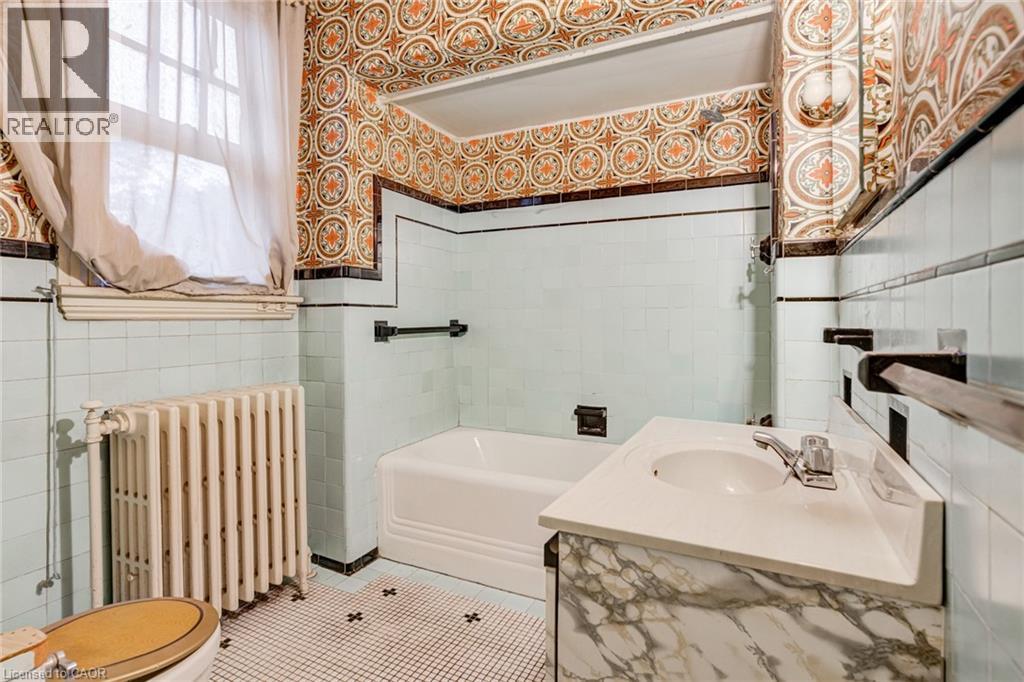 99 Blake Street, Hamilton, ON - Indoor Photo Showing Bathroom