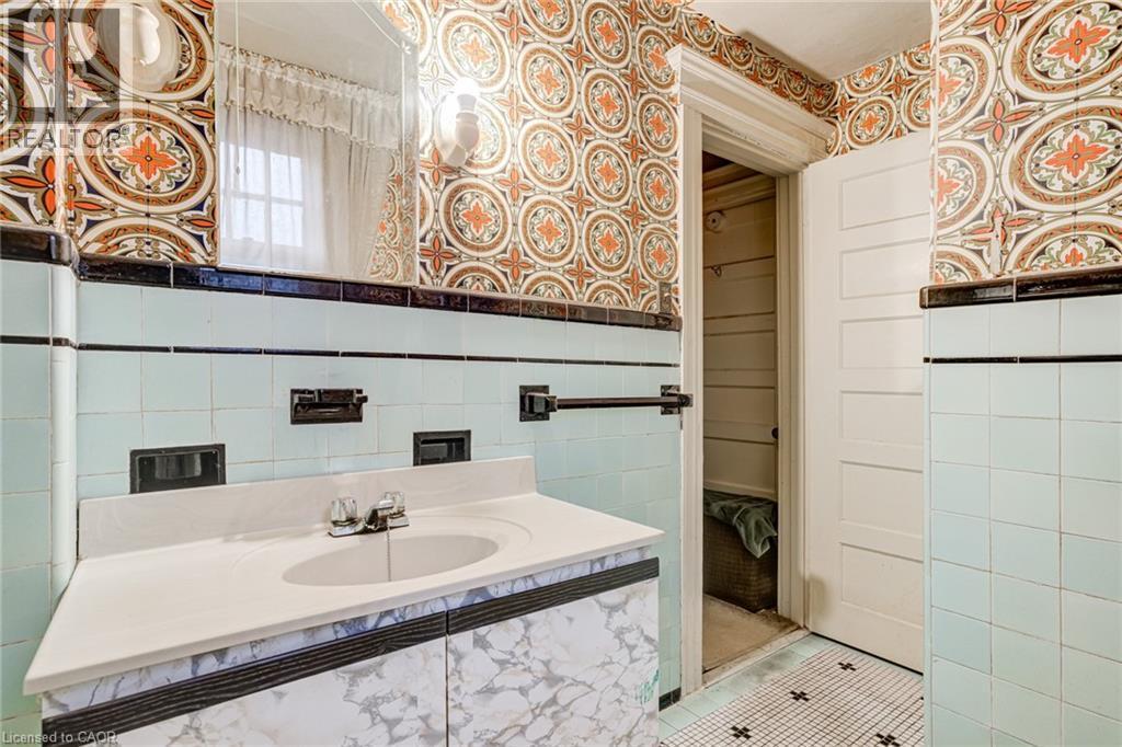 99 Blake Street, Hamilton, ON - Indoor Photo Showing Bathroom