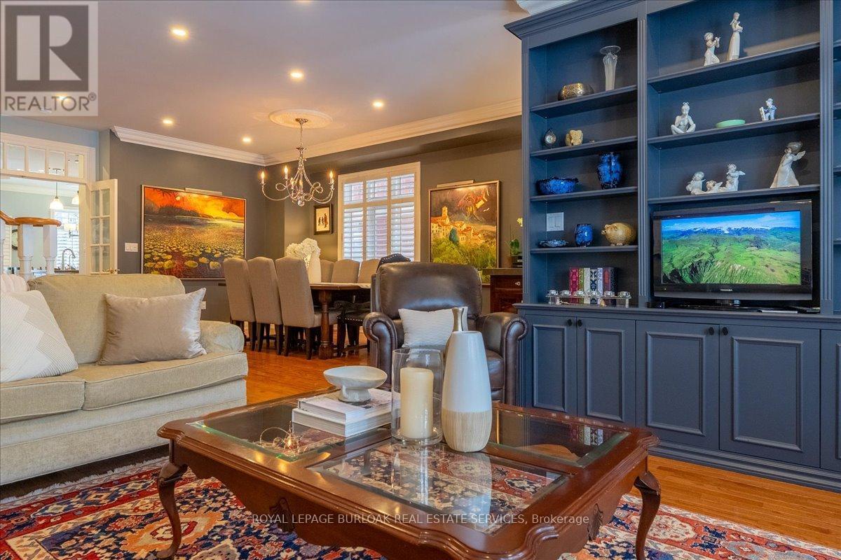 111 St. Lawrence Drive, Mississauga, ON - Indoor Photo Showing Living Room