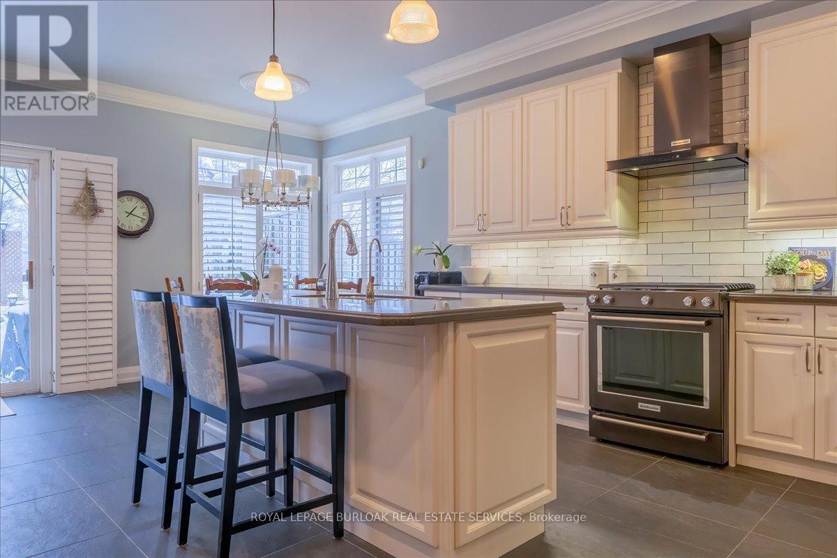 111 St. Lawrence Drive, Mississauga, ON - Indoor Photo Showing Kitchen