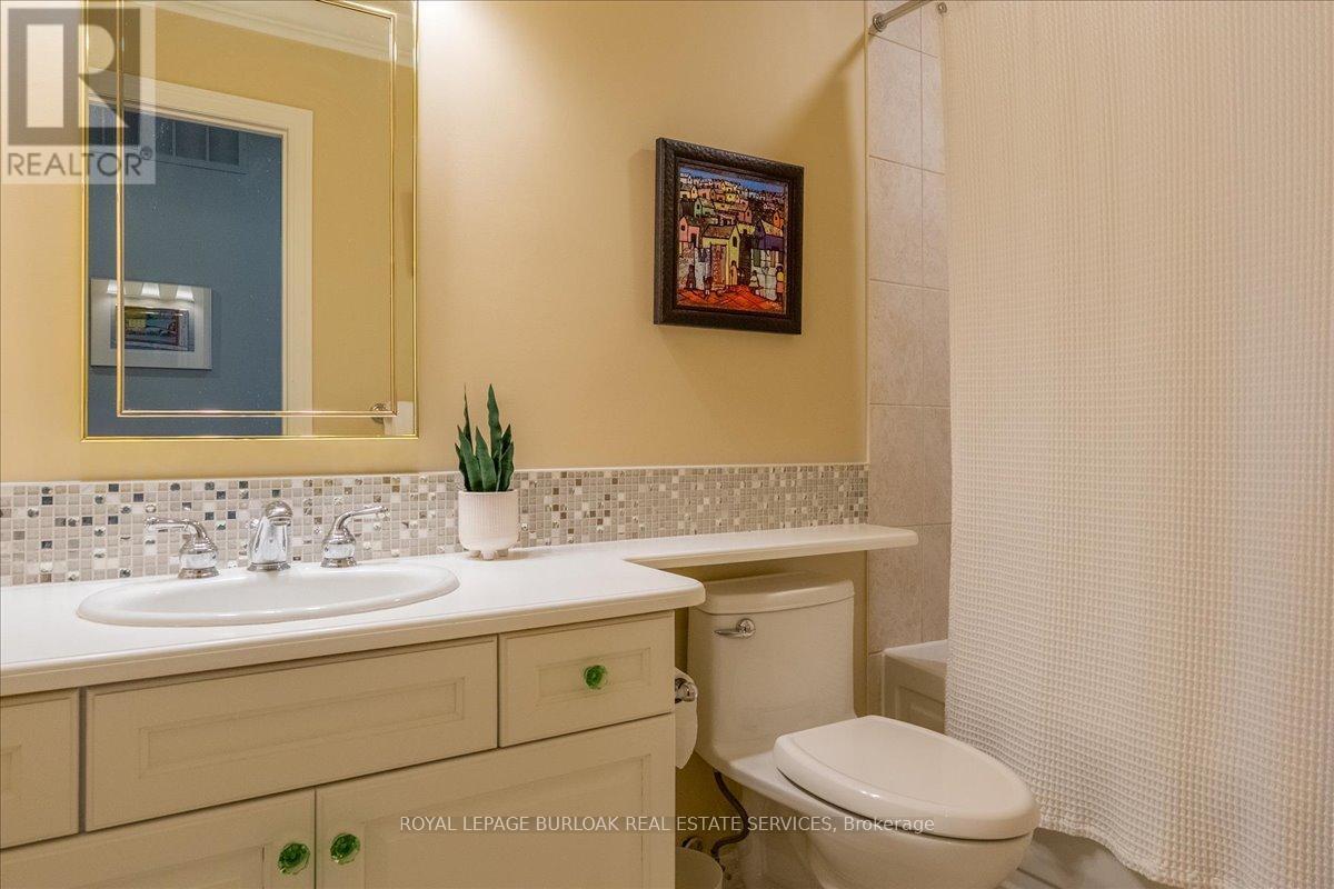 111 St. Lawrence Drive, Mississauga, ON - Indoor Photo Showing Bathroom