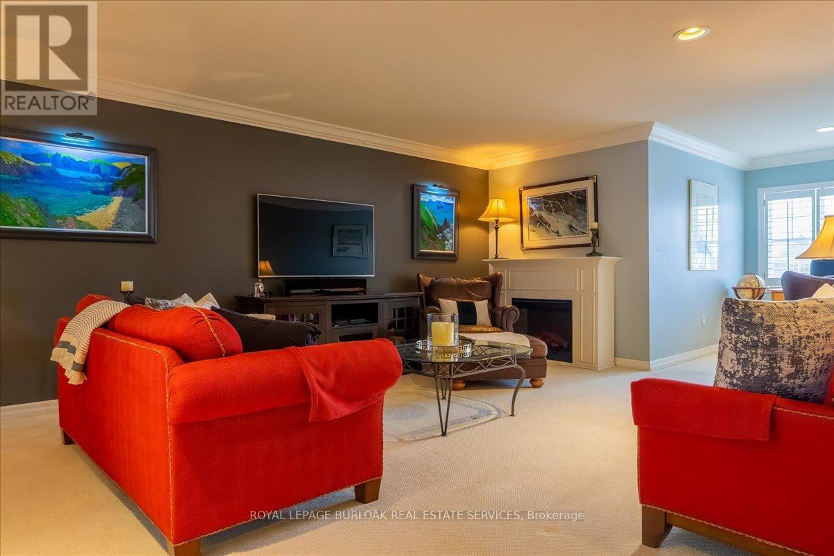 111 St. Lawrence Drive, Mississauga, ON - Indoor Photo Showing Living Room