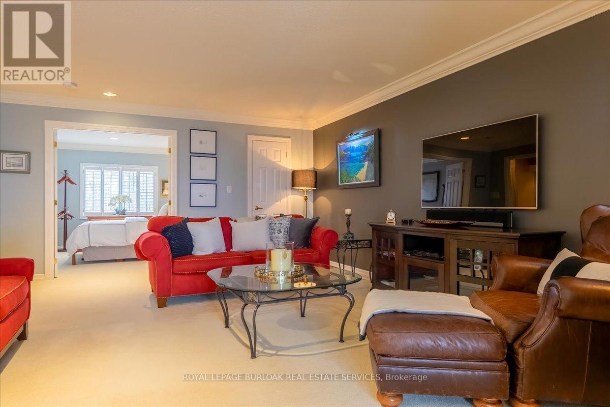 111 St. Lawrence Drive, Mississauga, ON - Indoor Photo Showing Living Room