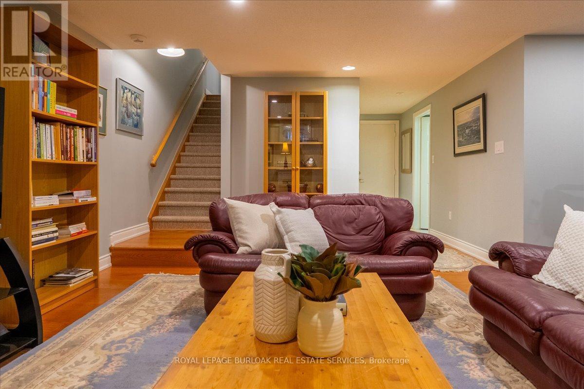 111 St. Lawrence Drive, Mississauga, ON - Indoor Photo Showing Living Room