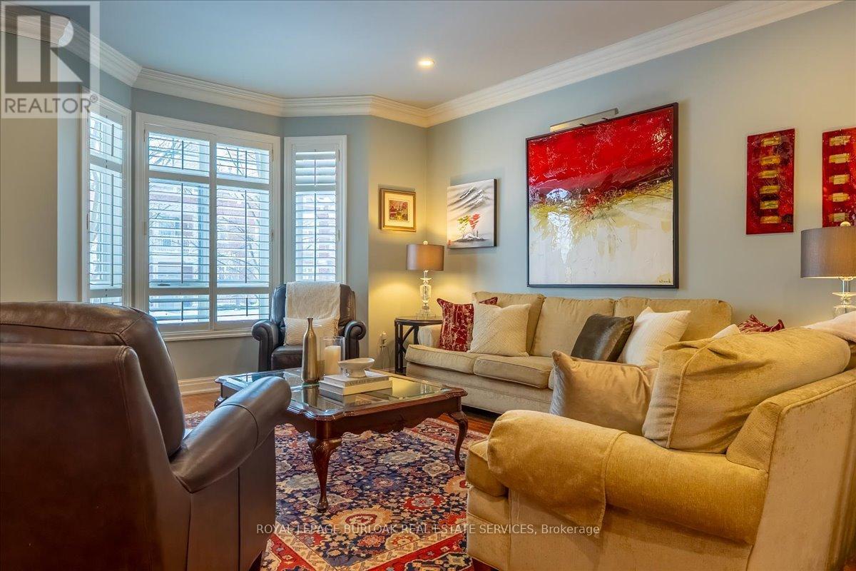 111 St. Lawrence Drive, Mississauga, ON - Indoor Photo Showing Living Room