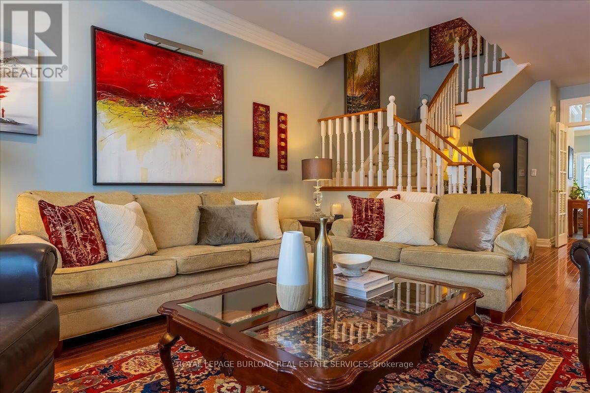 111 St. Lawrence Drive, Mississauga, ON - Indoor Photo Showing Living Room
