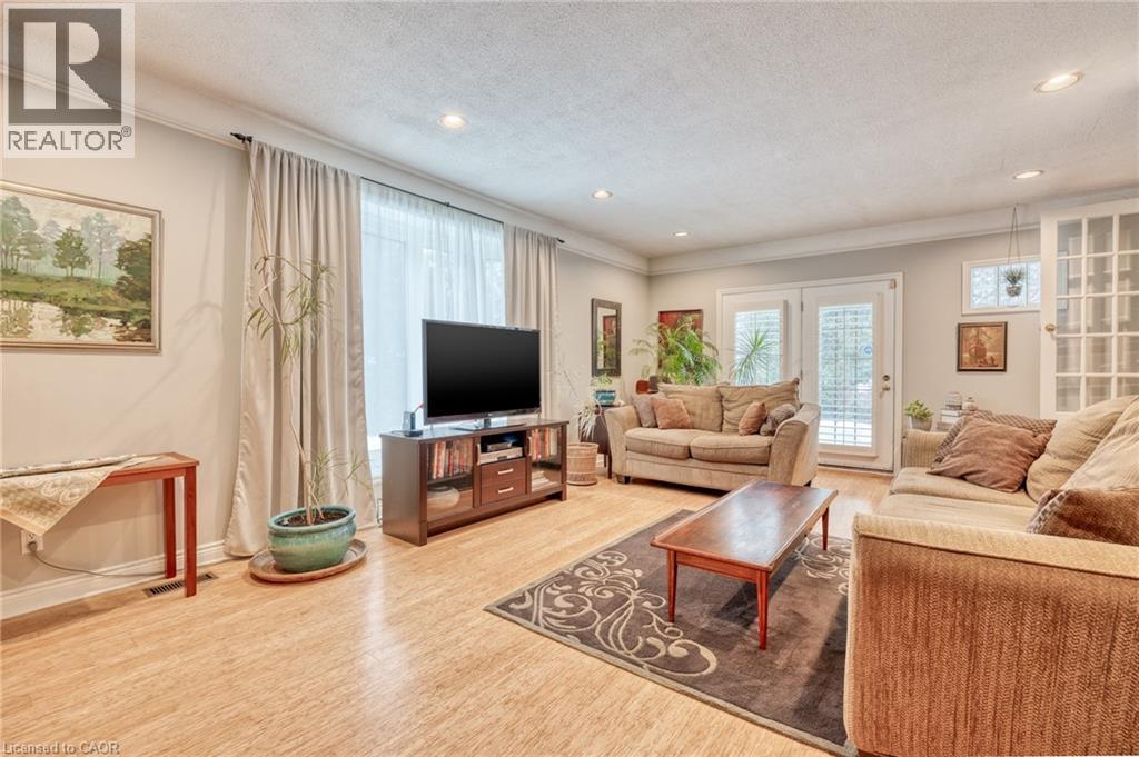 162 Bendamere Avenue, Hamilton, ON - Indoor Photo Showing Living Room