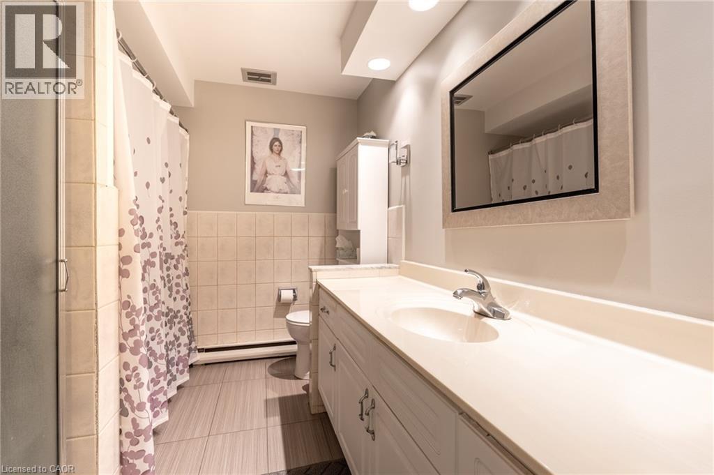 162 Bendamere Avenue, Hamilton, ON - Indoor Photo Showing Bathroom