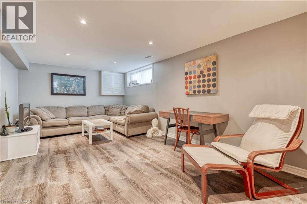 162 Bendamere Avenue, Hamilton, ON - Indoor Photo Showing Living Room