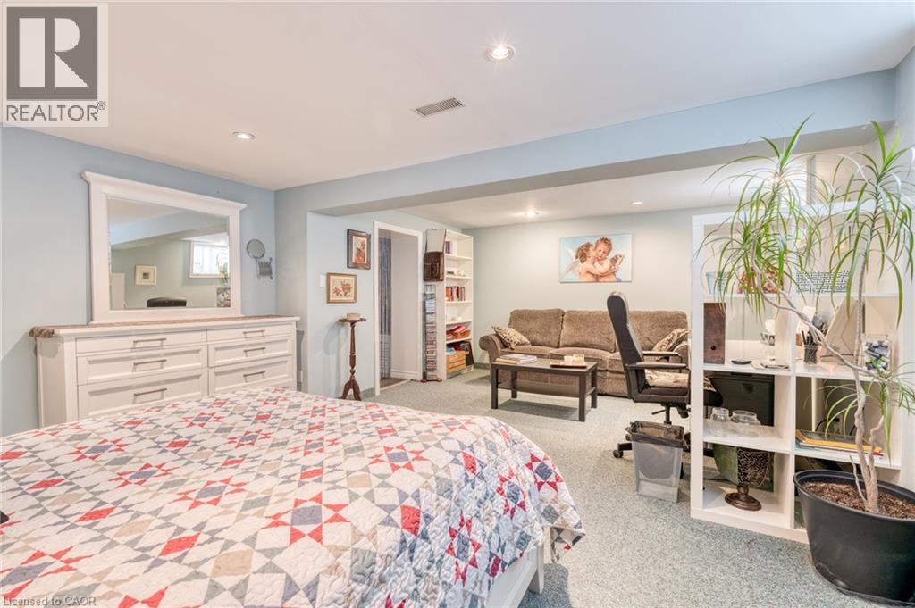 162 Bendamere Avenue, Hamilton, ON - Indoor Photo Showing Bedroom