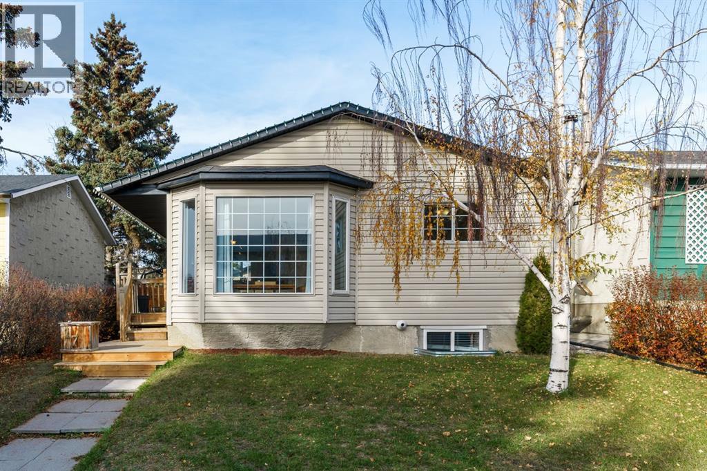 17 Aster Place Se, Airdrie, AB - Outdoor