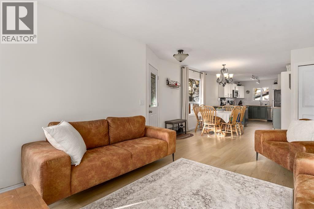 17 Aster Place Se, Airdrie, AB - Indoor Photo Showing Living Room
