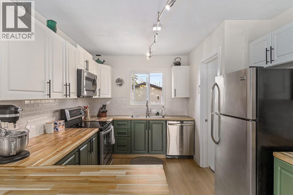 17 Aster Place Se, Airdrie, AB - Indoor Photo Showing Kitchen With Double Sink With Upgraded Kitchen