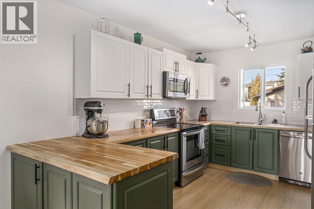 17 Aster Place Se, Airdrie, AB - Indoor Photo Showing Kitchen With Double Sink