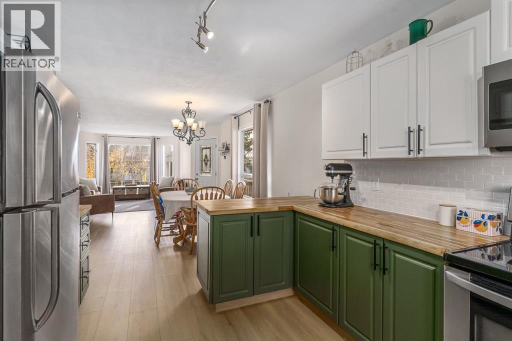 17 Aster Place Se, Airdrie, AB - Indoor Photo Showing Kitchen
