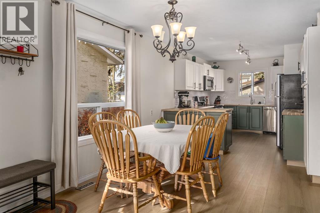 17 Aster Place Se, Airdrie, AB - Indoor Photo Showing Dining Room