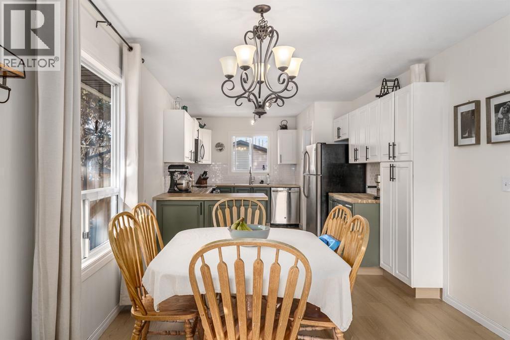 17 Aster Place Se, Airdrie, AB - Indoor Photo Showing Dining Room