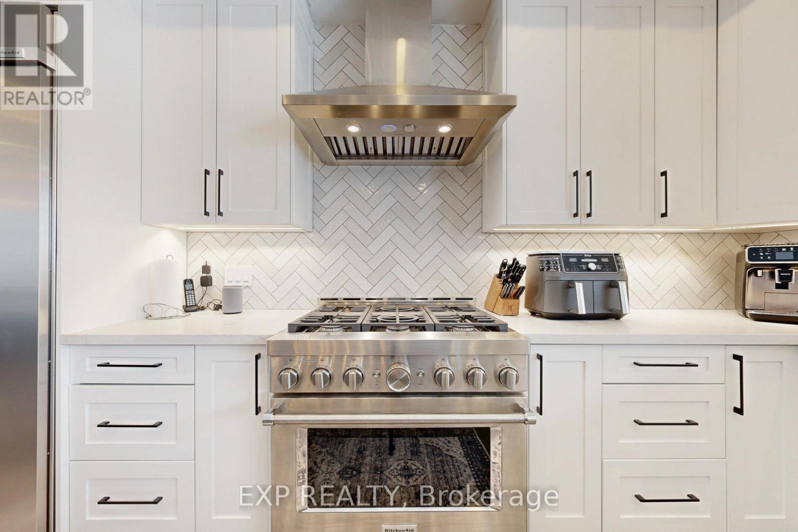 169 Euston Road, Burlington, ON - Indoor Photo Showing Kitchen With Upgraded Kitchen