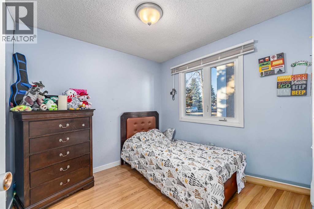 5816 Maddock Drive Ne, Calgary, AB - Indoor Photo Showing Bedroom