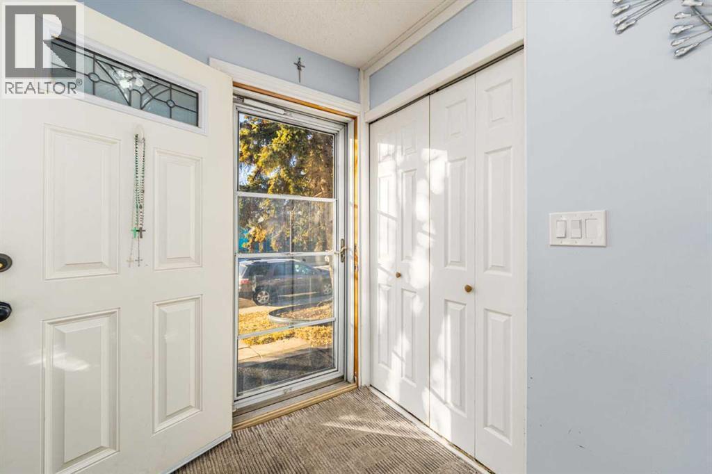 5816 Maddock Drive Ne, Calgary, AB - Indoor Photo Showing Other Room