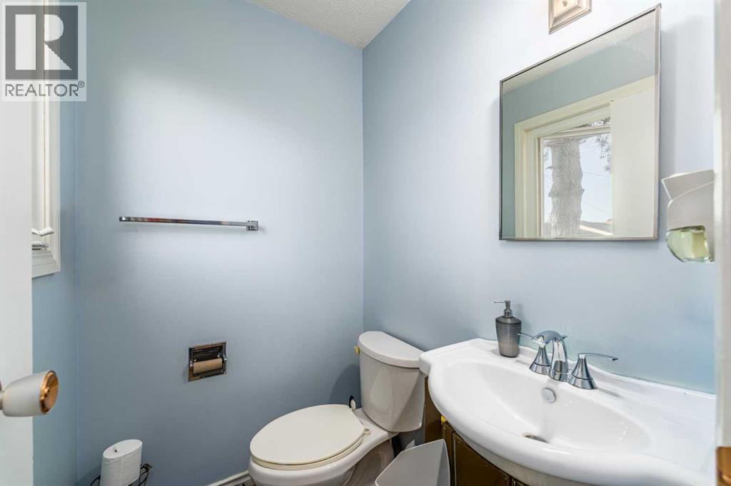 5816 Maddock Drive Ne, Calgary, AB - Indoor Photo Showing Bathroom