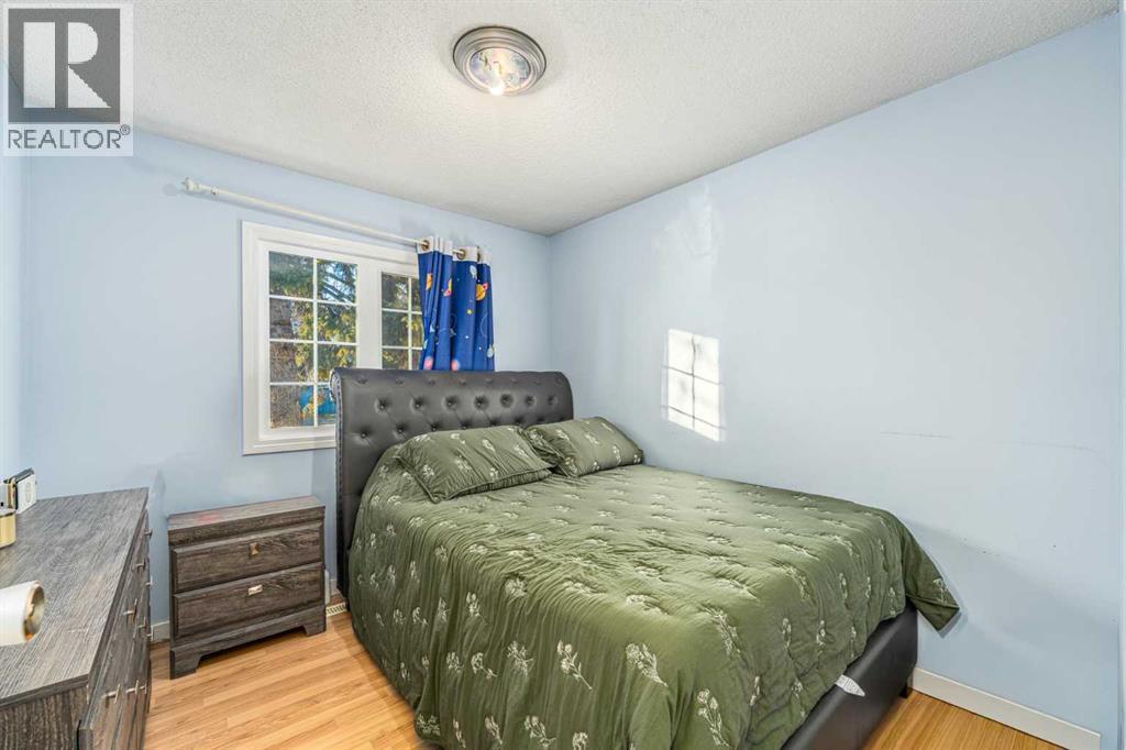 5816 Maddock Drive Ne, Calgary, AB - Indoor Photo Showing Bedroom