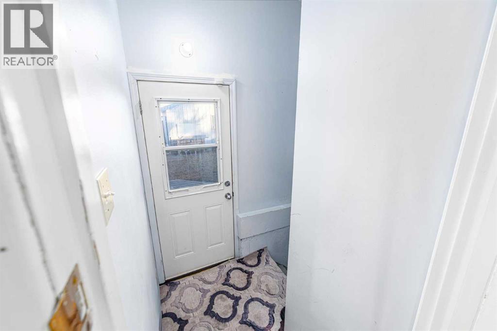 5816 Maddock Drive Ne, Calgary, AB - Indoor Photo Showing Other Room