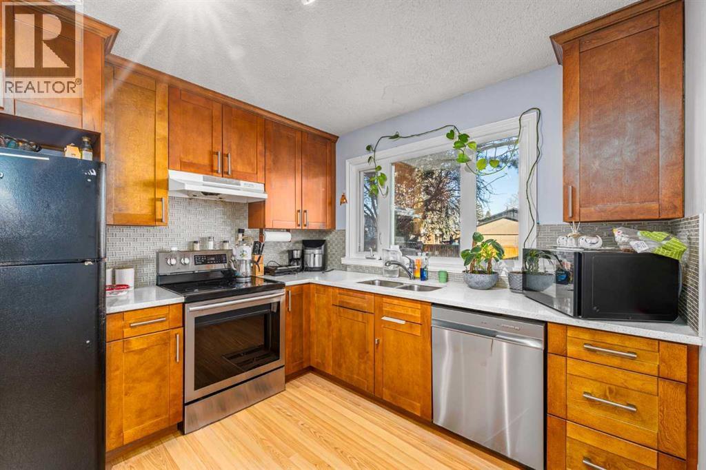 5816 Maddock Drive Ne, Calgary, AB - Indoor Photo Showing Kitchen With Double Sink