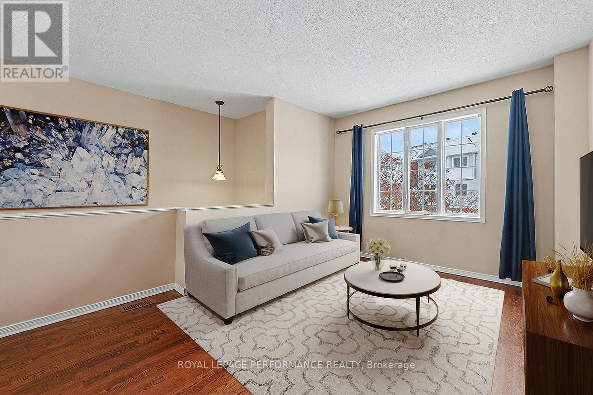 83 Manhattan Crescent, Ottawa, ON - Indoor Photo Showing Living Room